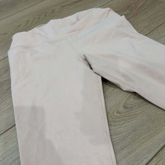 Women’s ALO Yoga High-Waist Airbush Leggings - Picture 4 of 5